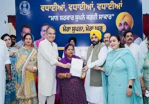 मंत्री हरभजन सिंह ईटीओ, सांसद संजीव अरोड़ा ने 50 साल बाद हैबोवाल के लाभार्थियों को मालिकाना हक प्रदान किया